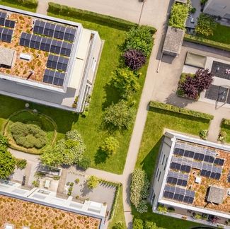 Gebäude mit Solaranlagen