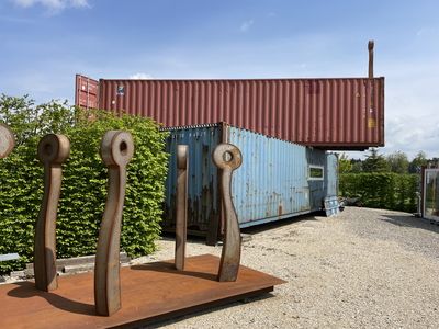 Liegende Schiffscontainer als Inspiration