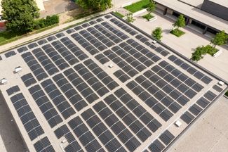 Gewerbeanlage mit Solaranlage auf dem Dach