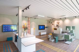 Wohnküche mit Bildschirmen, Steuerungselementen, verbauter Gebäudeautomation